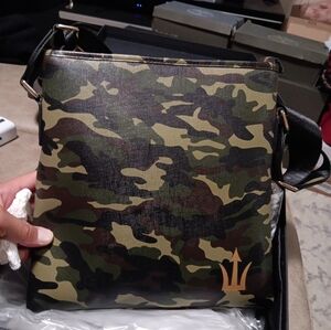 Spear courier camouflage cross body bag (unisex)
